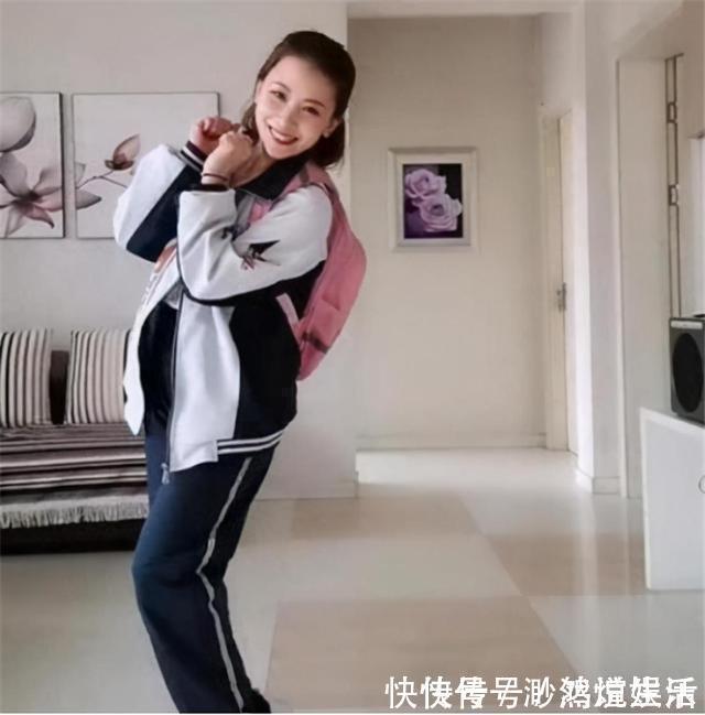 校服|80后宝妈穿上初中女儿校服，惊艳了宝爸，网友：是心动啊