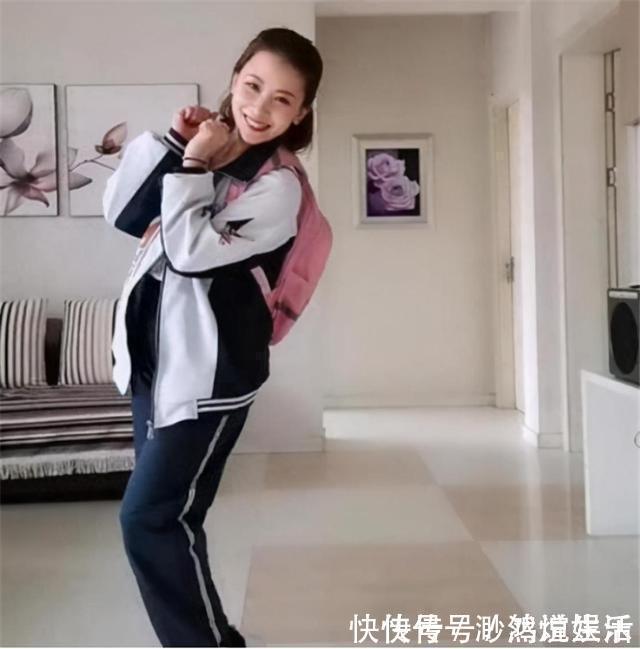 校服|80后宝妈穿上初中女儿校服,惊艳了宝爸,网友:是心动啊
