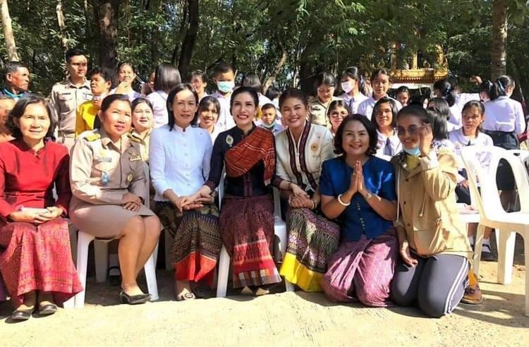 诗尼娜贵妃越来越美,盘头挽髺戴黄花,就像中国民国时期小媳妇