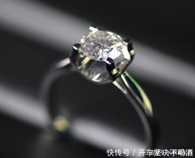 莫桑钻|前几年在美国很火的莫桑钻，到底是不是钻石