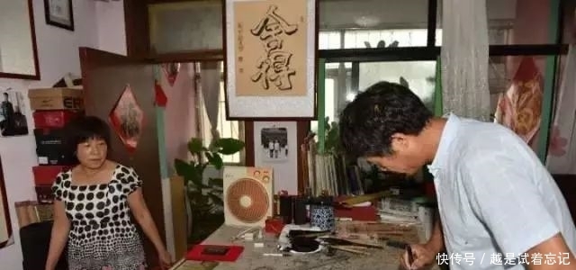 水瓶|男子苦学书法几十载,用水瓶创“空心字书法”,靠这技术年入40万