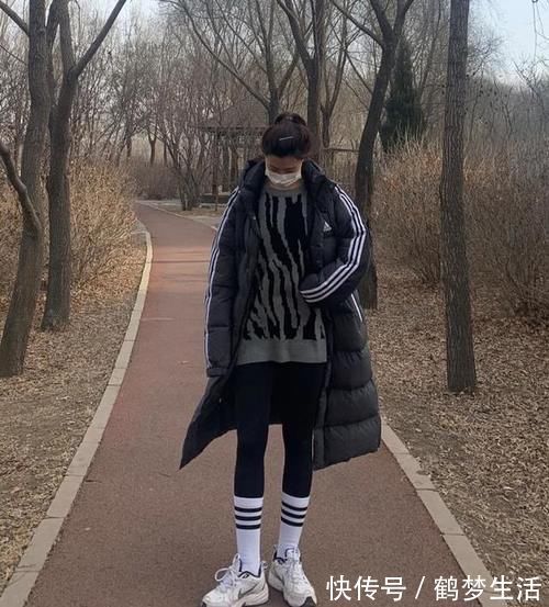 打底衫 最近流行起一种新穿搭,叫“长款羽绒服+鲨鱼裤”,保暖又显瘦