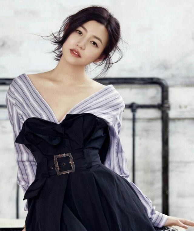 发型 女人别再披头散发了,很显老!今年流行这5款发型,时髦有气质