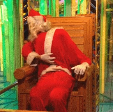 |搞笑GIF:突然感觉不对劲 以后再也不穿裙子帮人推车了