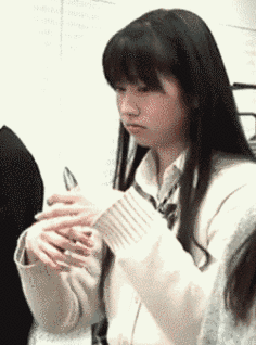 姑娘只是来把头发拉直而已，用得着四个男理发师奉陪吗