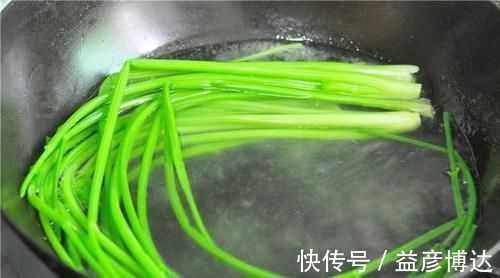 芹菜|医生不会告诉你，这是一种强碱性食物，血防脱发，年纪大了要多吃