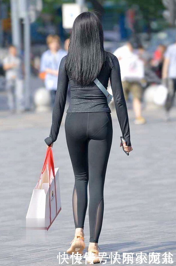 小阿姨也有俏皮的一面，这身材真的太完美，你喜欢吗？