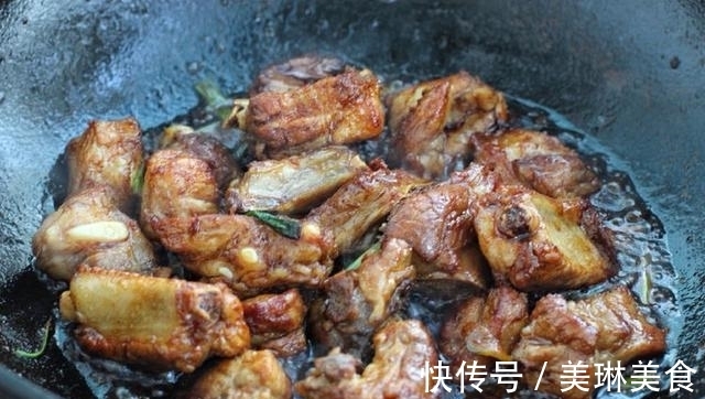 红烧排骨肉质易发柴？2个原因要知道，肉嫩味美