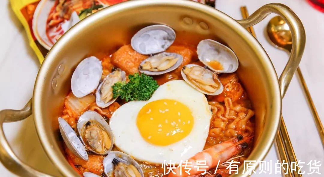 顺序|煮泡面时，先放料包还是面饼？顺序做不对，难怪油水大还不好吃