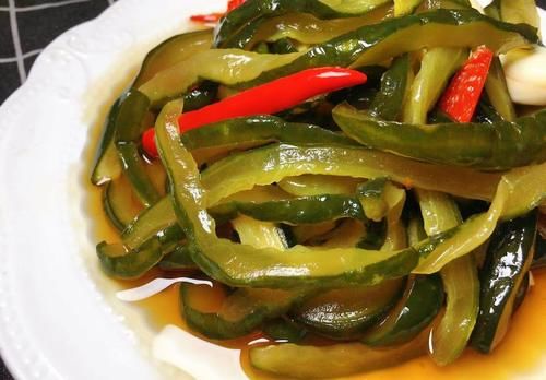 腌黄瓜“2不放1不浇”，酸辣脆爽，开胃又解馋，过年必备