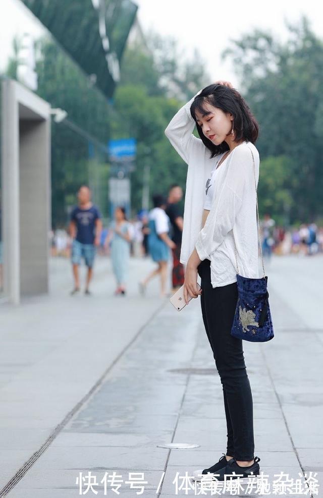 小妹妹|白色和黑色的颜色搭配,妹妹的短发也很纯净可爱