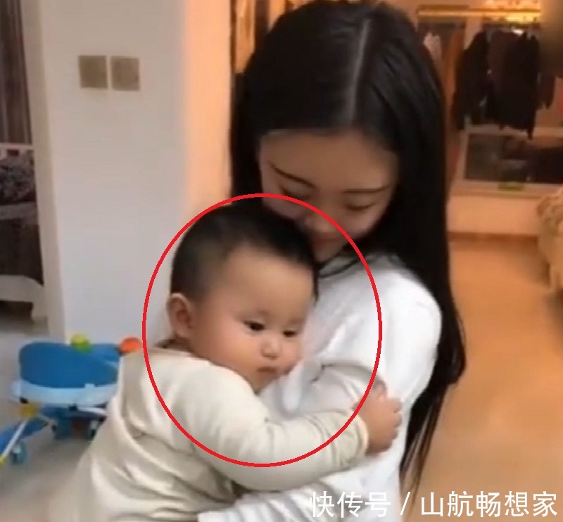 宝宝|宝宝断奶半个月,在小姨怀里的表情亮了,妈妈我不要面子的吗