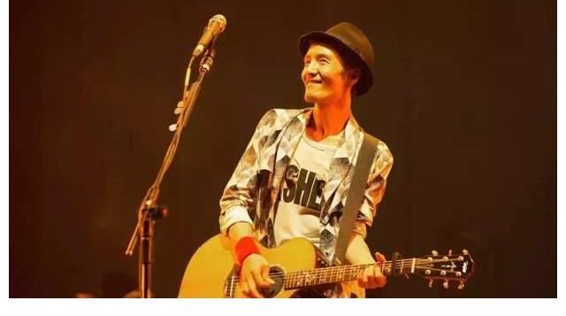 那些花儿|夏日毕业歌会朴树压轴，四首歌串起青春，网友四个字形容