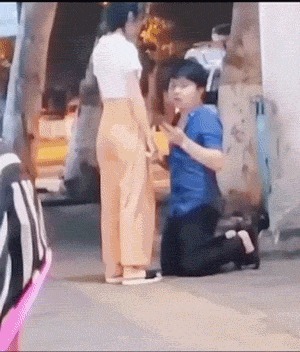 |搞笑GIF:前女友跟我显摆她男友的新车,轮胎都是坏的
