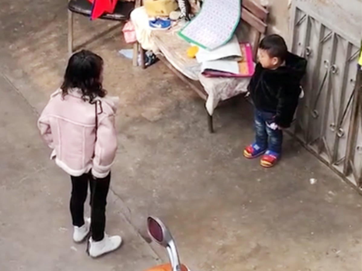 二宝|霸气姐姐辅导两个弟弟写作业,手里还拿着工具,妈妈看到后却笑了