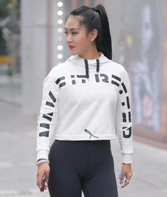 要点|白色性感外套搭配黑色无痕打底裤,不好搭配,显得人更加娇小