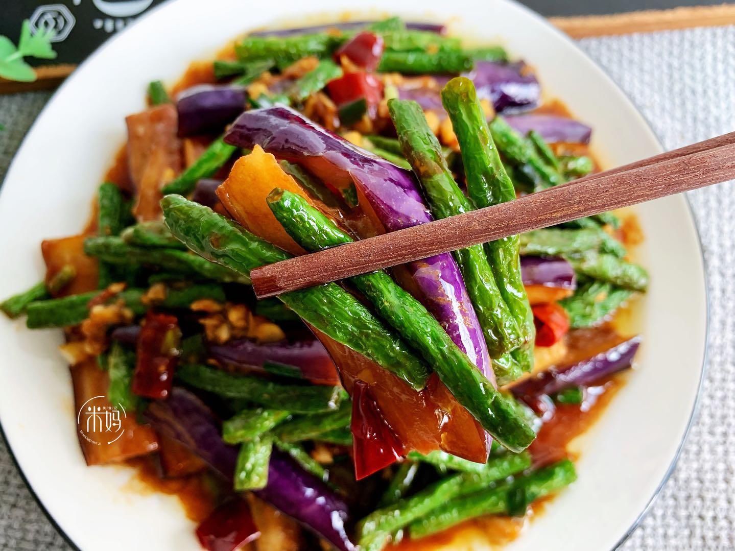 鲜香|这两样素菜一起炒，实在太鲜香了，难怪女儿爱吃，比吃肉都香