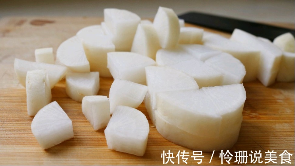 白萝卜新吃法,腌制成爽口小菜,酸辣开胃很好吃!