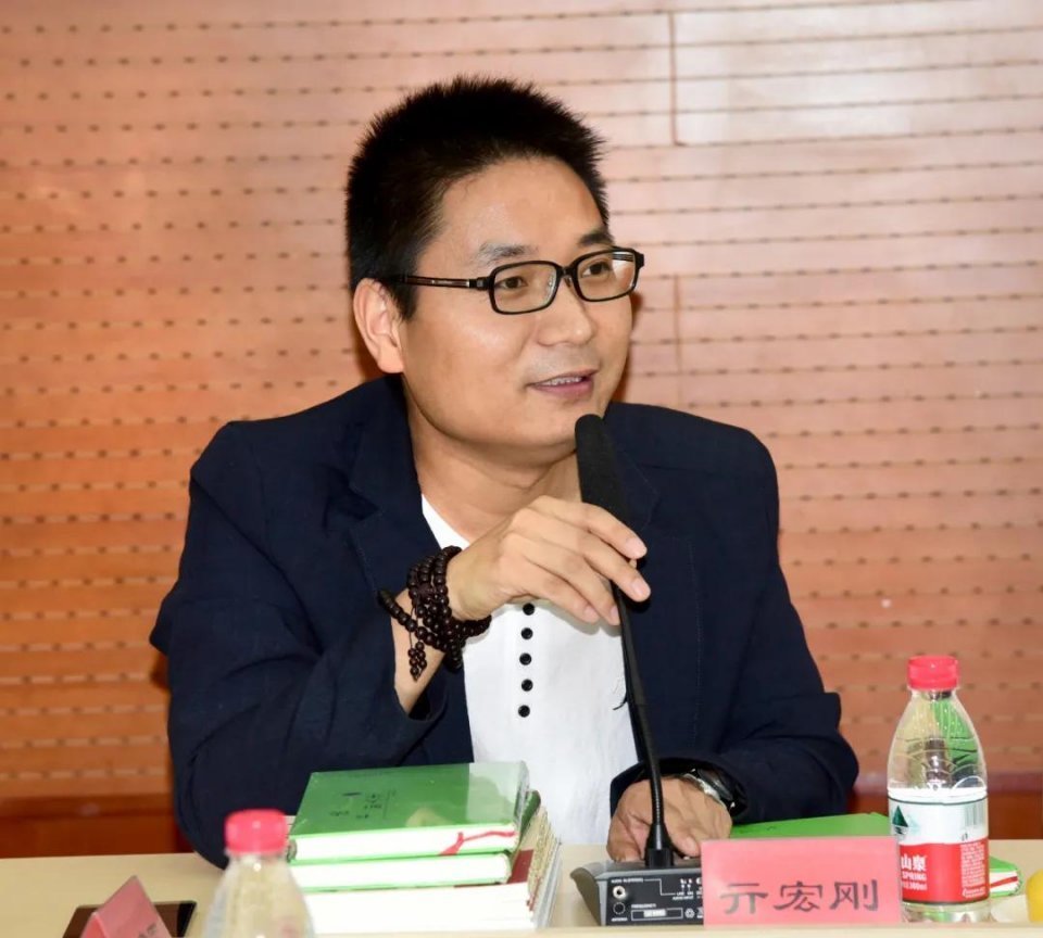 学院|亓宏刚受邀到长江艺术工程职业学院讲授《艺术存在的价值》