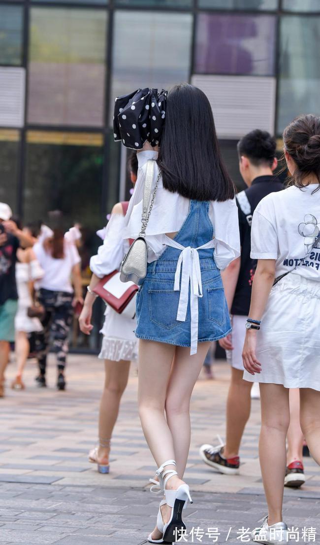 高跟 小姐姐着白衬衫加牛仔短裤,搭配绑腿高跟凉鞋,青春又显身材