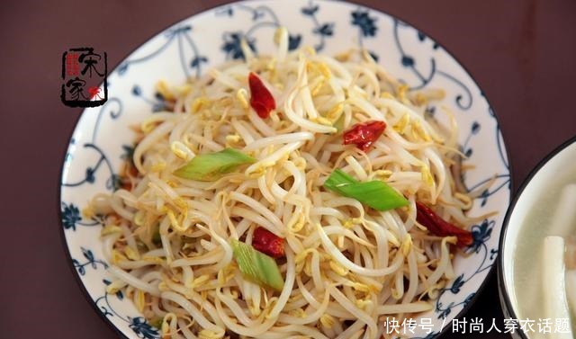 两口子的轻食晚餐,2菜1汤,美味好吃,南方朋友吃不了蒜黄!