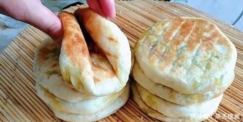 天热宁可不吃红烧肉，也要吃包菜馅饼，不揉面不擀面，柔软鲜香