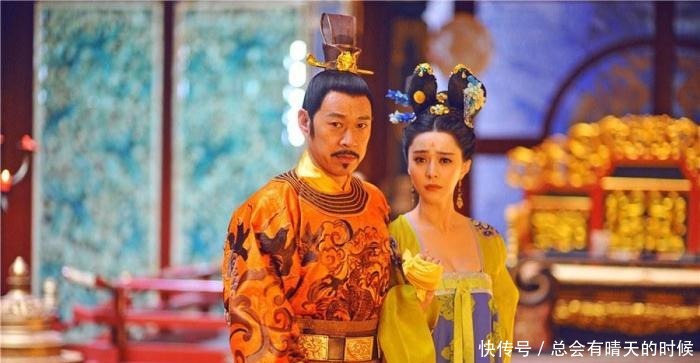 两个道士路经此地呐喊,葬此后代必出天子,老头知道后死于此地!