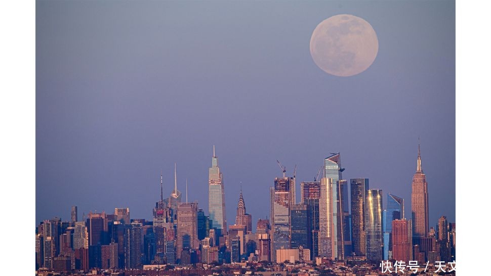 这些照片,定格了2021年“超级粉红月亮”的震撼,快来一睹风采吧