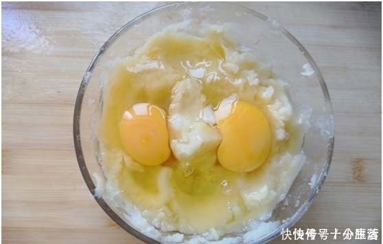 不用揉面2分钟就做一锅,比买的炸薯条还好吃,加俩鸡蛋个个香嫩