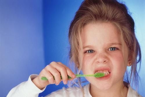 氟氟|让孩子“满嘴烂牙”的不是糖,而是“这1物”，每个人家里都有