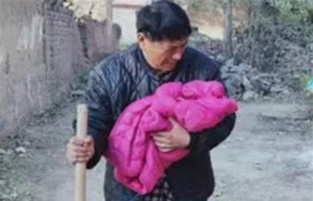 赡养|四川老汉收养一女婴,辛苦抚养23年,女儿长大后却将其告上法庭