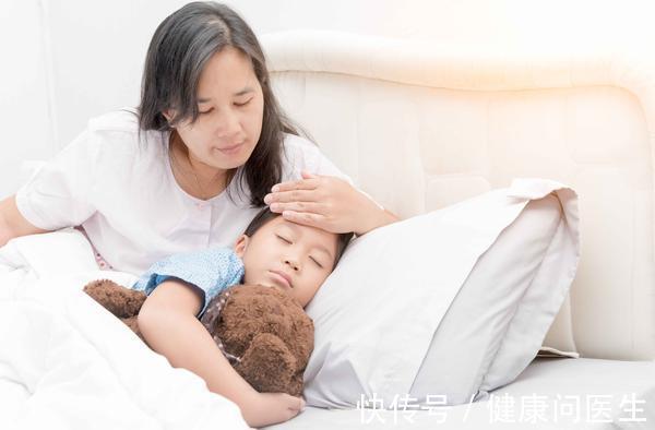 宝妈|孩子发烧该不该用退热贴,其实退热贴不能乱用,发烧时可以这样做