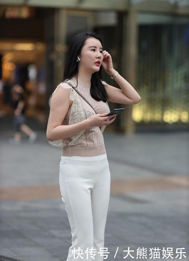 喇叭裤搭配小背心，知性优雅，大方又好看