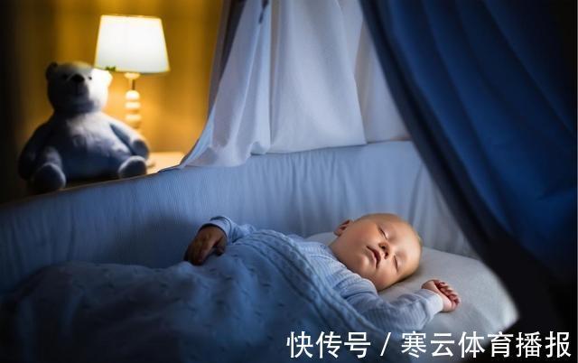 孩子|新生儿为什么偏爱“投降式睡姿”，需要纠正吗？很多家长做错了