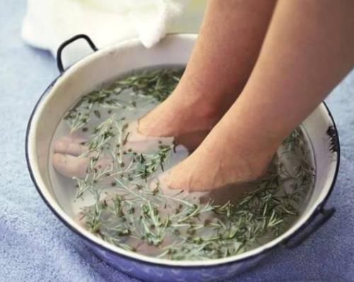 泡脚|湖南一名29岁女子,每天用艾叶水泡脚,半年后,有哪些改变?