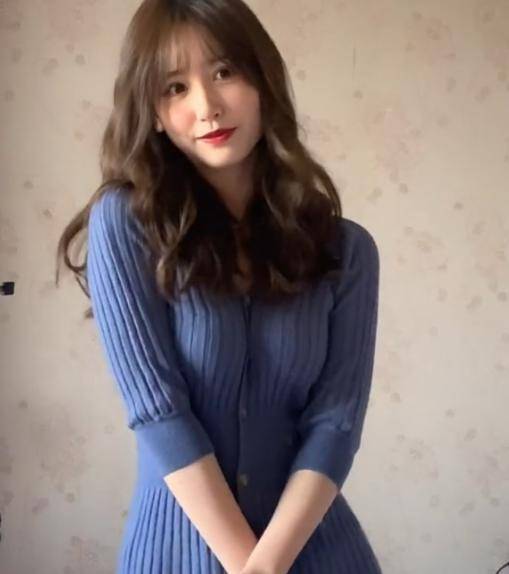 战神|穿蓝色针织长裙跳舞走红,葫芦身材让人羡慕,不愧是“蓝衣战神”