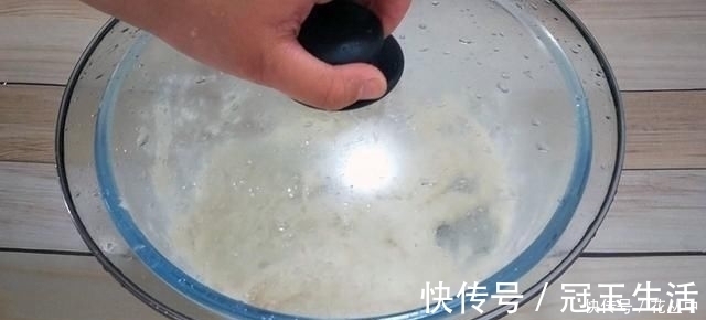 芝麻烧饼这样做真香,不揉不擀面,更不用调油酥,出锅一盘不够吃