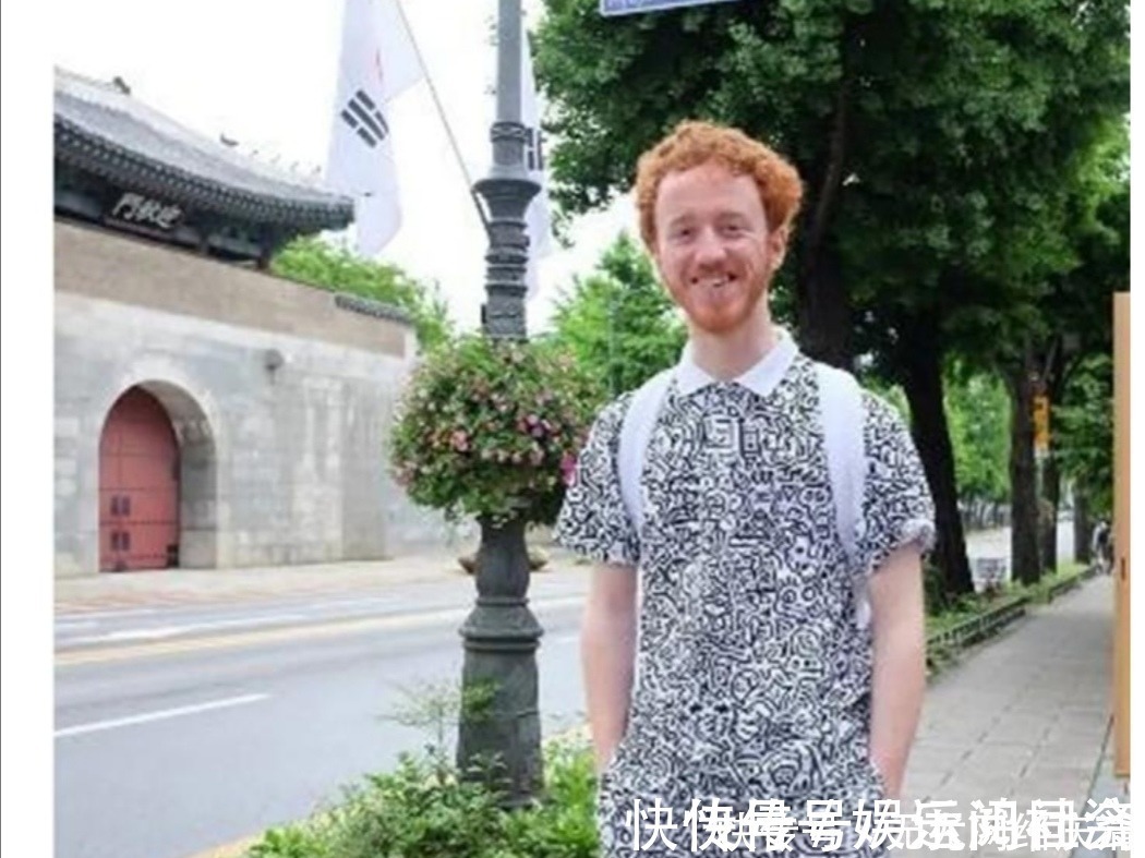 家里面@他是英国“灵魂画家”,跟画融为一体,所到之处全是画