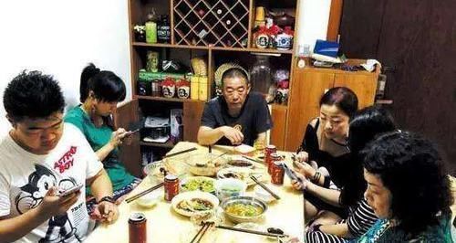 看看80年代的年夜饭,再看看现在的年夜饭,网友:年味去哪了?