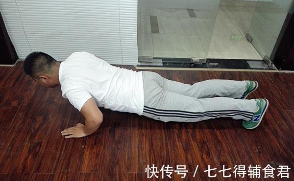 做俯卧撑|男性做俯卧撑,一口气做多少个算合格?达到这个数,偷着乐吧