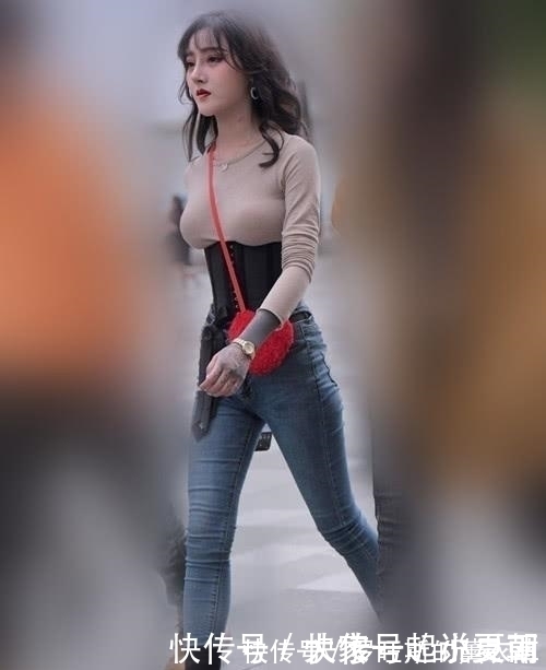 高跟鞋|论封腰的正确打开方式女子凭它“凹出”好身形,赚足路人回头率