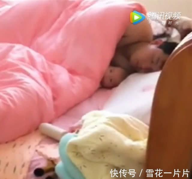 妈妈|妈妈起床后爸爸搂着宝宝睡觉,当妈妈回头看到时,眼圈湿润