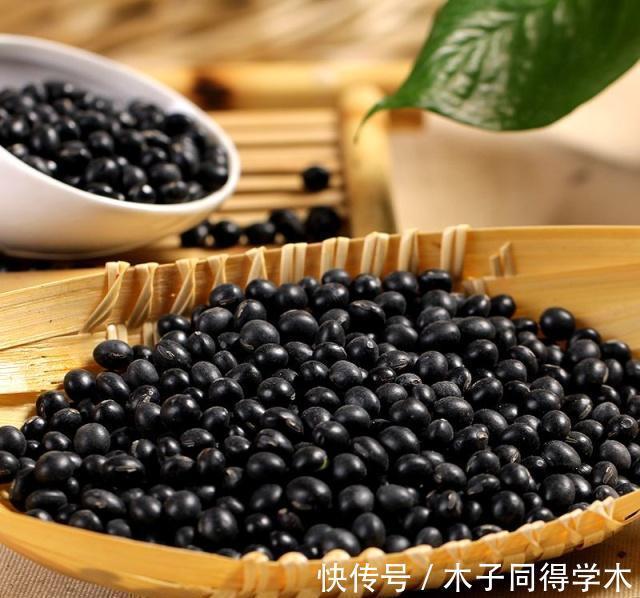 雌激素|女人若想“留住”年轻，多吃“2黄，2黑”，补充雌激素，早衰不找