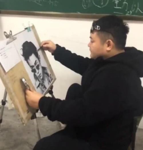 试卷@美术生“倒数第一”试卷走红,说好的自画像,与本人却相差甚远