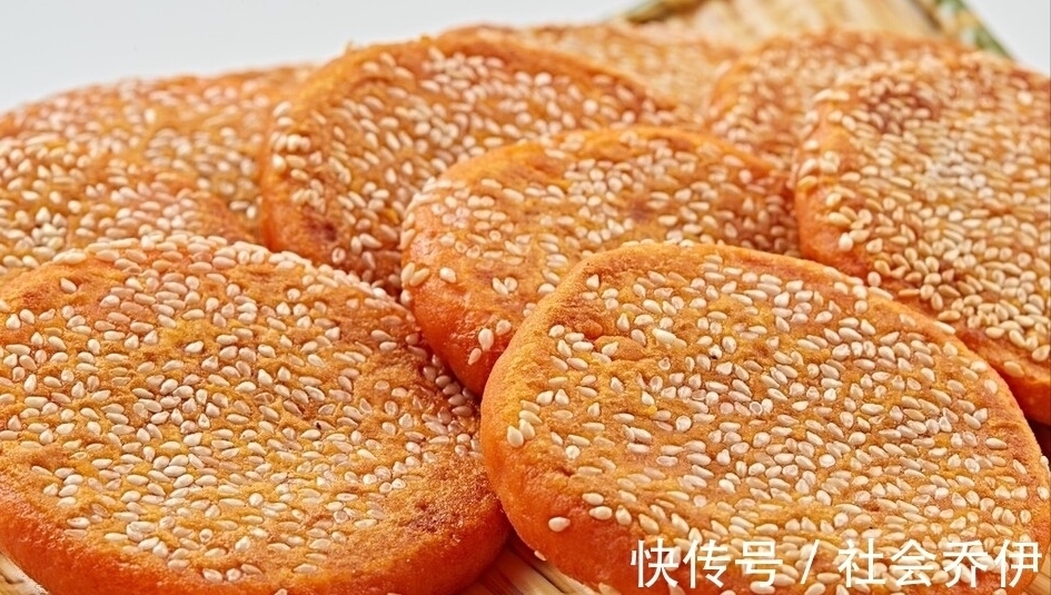南瓜这样做,不炒也不蒸,软糯香甜还能拉丝,上桌全家抢着吃
