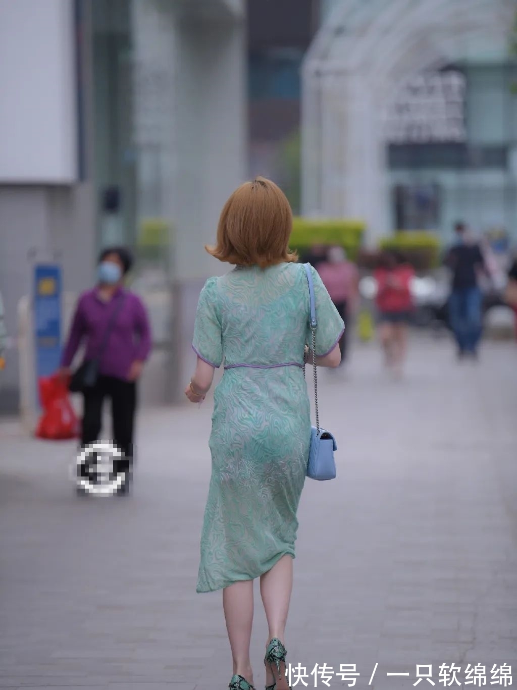 齐肩短发|街拍:旗袍裙搭配齐肩短发,有种成熟女性的温婉味道