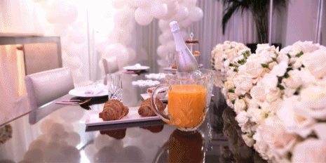 真人秀|希爾頓下廚真人秀,喂狗吃魚子醬,廚具鑲滿鉆石,網(wǎng)友們:毫不做作