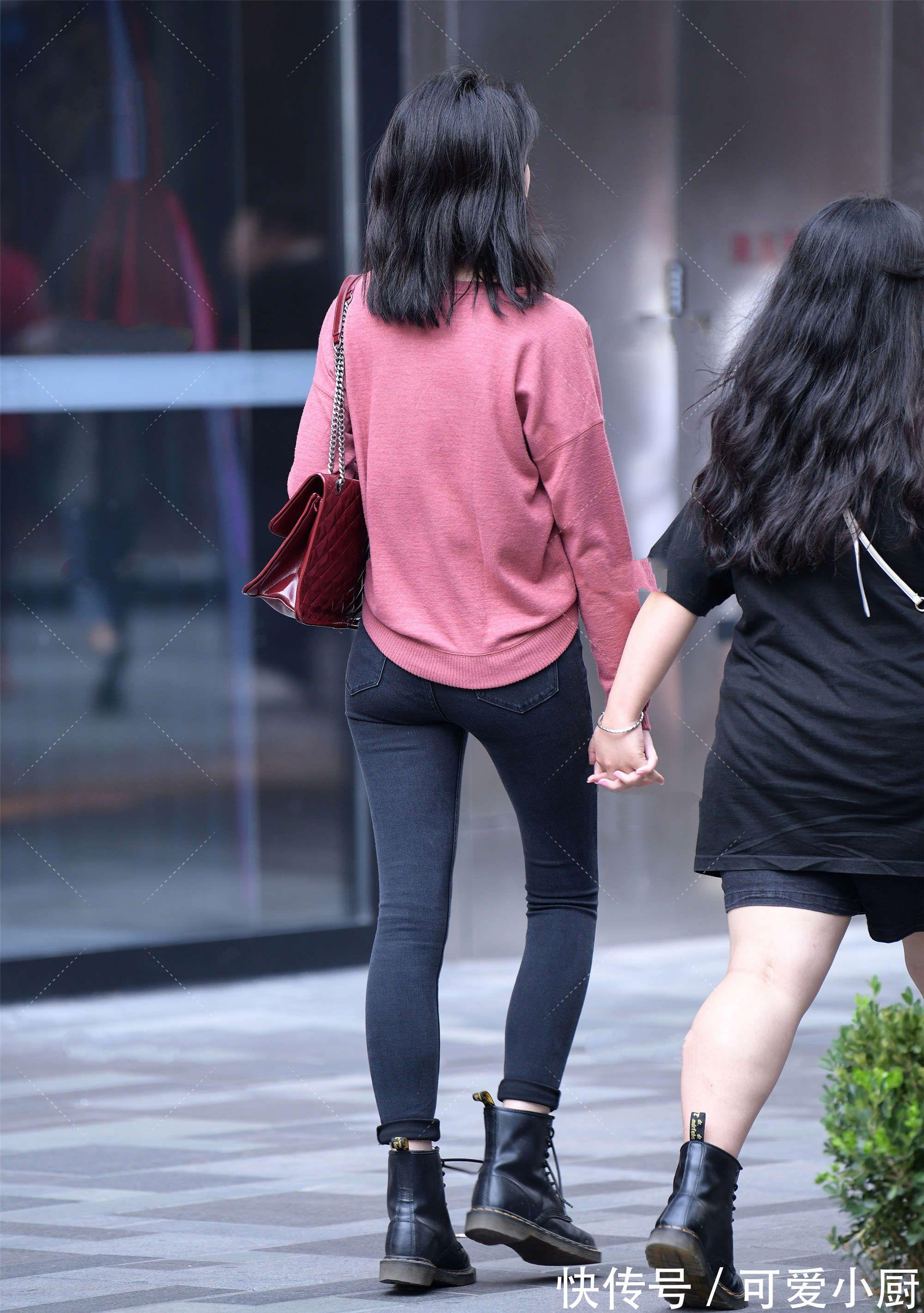 马丁靴|粉色休闲上衣，搭配黑色马丁靴，少女心十足，显高又显瘦