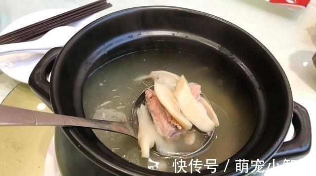 五一请外地朋友下馆子,14道菜花了900元,却被吐槽:太寒酸