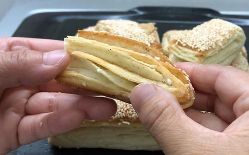 用面粉和白芝麻做脆饼,酥香掉渣,层层薄如纸,做1次吃3天省事